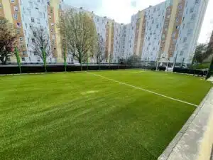 Chantier de pose du gazon synthétique Multisport de chez Green Avenue sur un city-stade