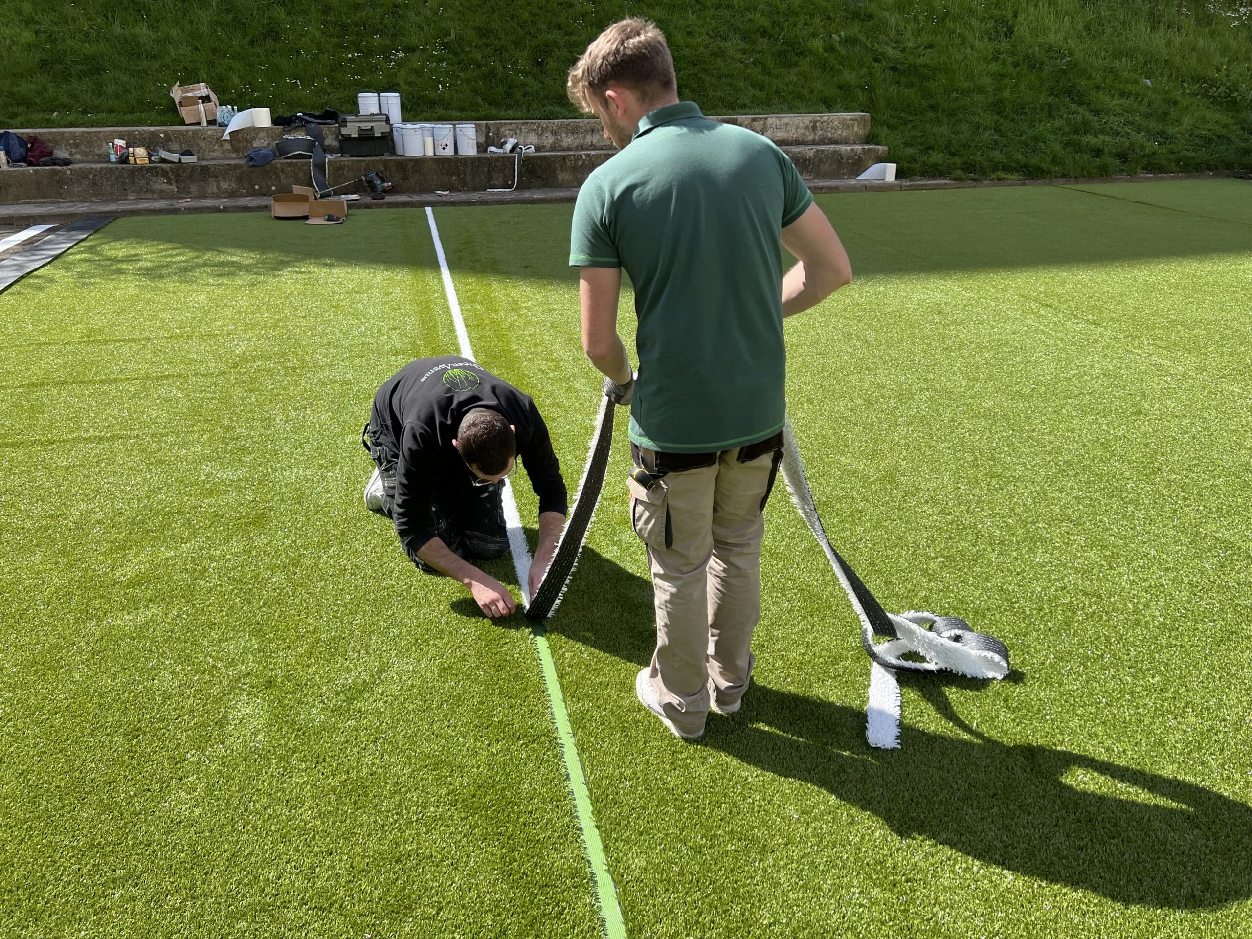 Chantier de pose du gazon synthétique Multisport de chez Green Avenue sur un city-stade