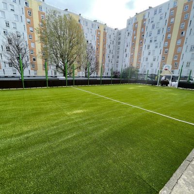 Chantier de pose du gazon synthétique Multisport de chez Green Avenue sur un city-stade